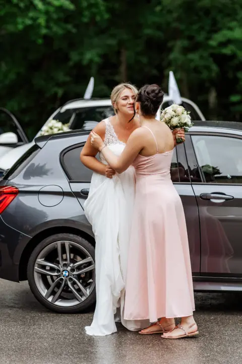 Alina begrüßt ihre Trauzeugin - Martin Schinnerl Fotografie
