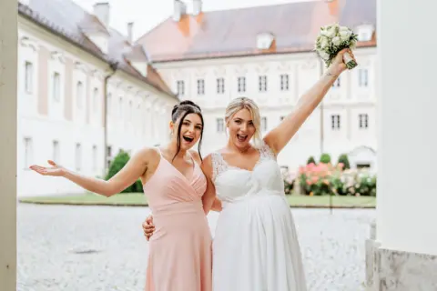 Alina mit ihrer Trauzeugin und Brautstrauß im Schloss Lamberg - Martin Schinnerl Fotografie