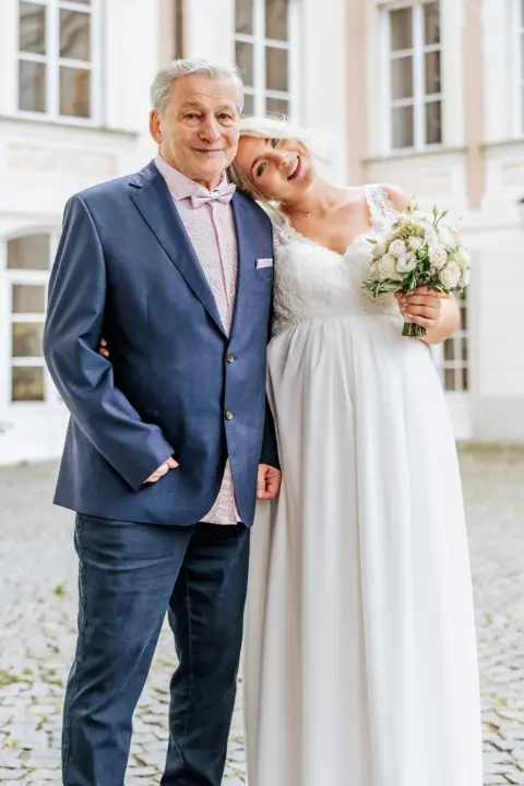 Alina schmiegt sich an die Schulter ihres Opas - Martin Schinnerl Fotografie