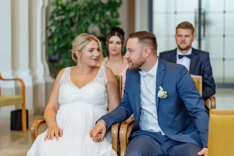 Alina und Lukas aufgeregt vor dem Standesamt im Schloss Lamberg - Martin Schinnerl Fotografie