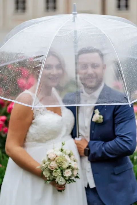 Alina und Lukas bei Regen unter dem Regenschirm im Schlossgarten von Schloss Lamberg - Martin Schinnerl Fotografie