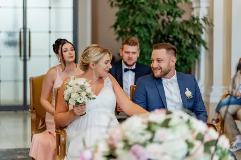 Alina und Lukas bei der standesamtlichen Trauung im Schloss Lamberg - Martin Schinnerl Fotografie