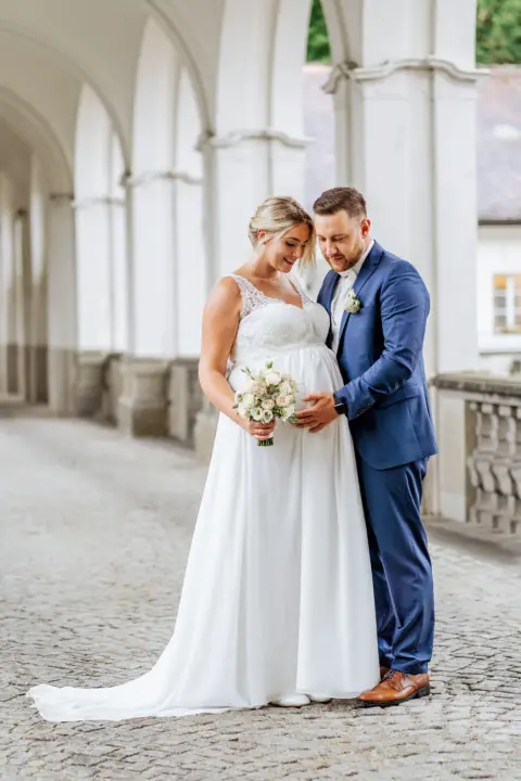 Alina und Lukas bewundern Alinas Babybauch im Schloss Lamberg - Martin Schinnerl Fotografie
