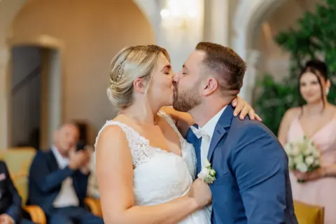 Alina und Lukas küssen sich bei der standesamtlichen Hochzeit im Schloss Lamberg in Steyr - Martin Schinnerl Fotografie