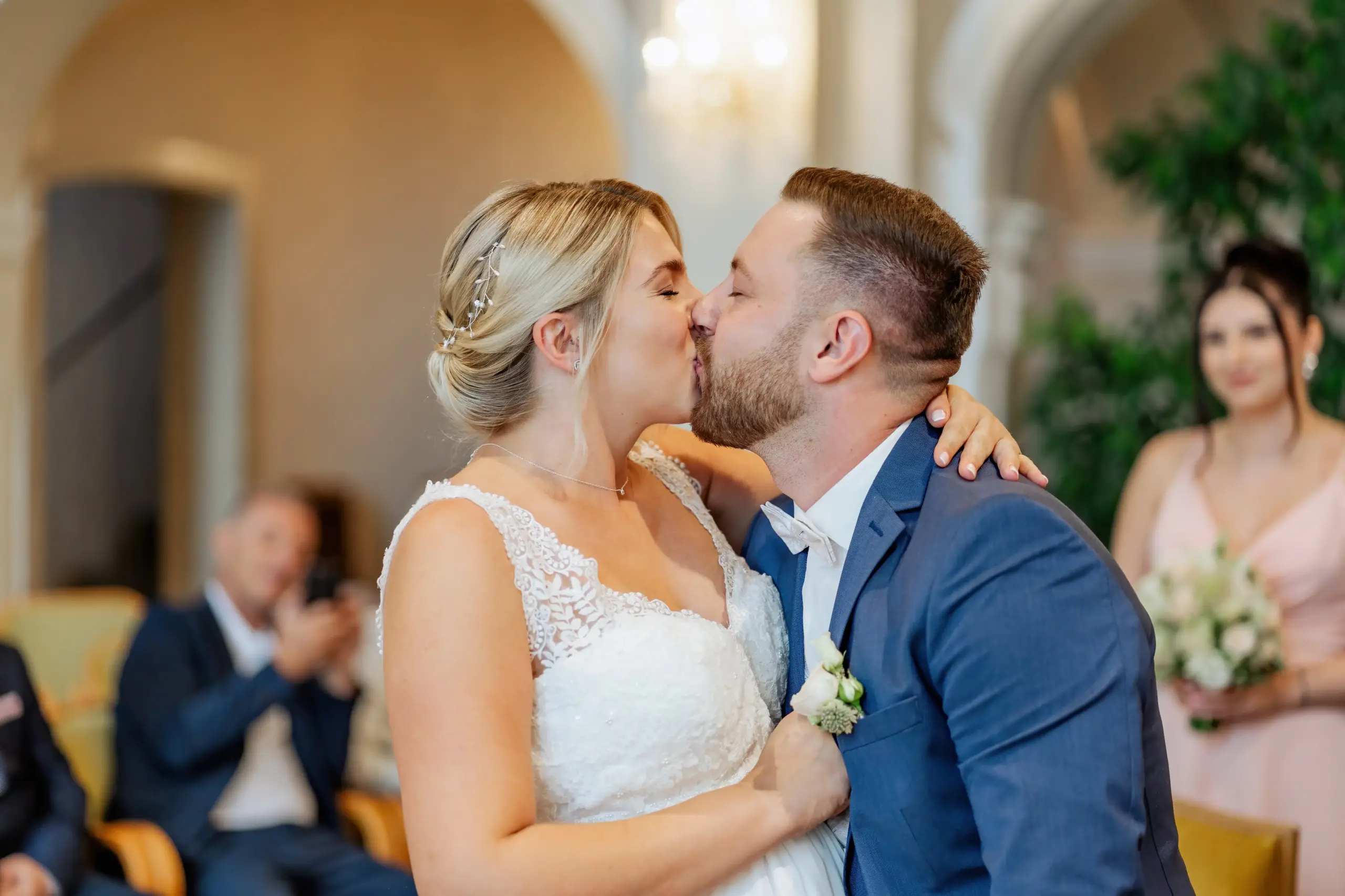 Alina und Lukas küssen sich bei der standesamtlichen Hochzeit im Schloss Lamberg in Steyr - Martin Schinnerl Fotografie