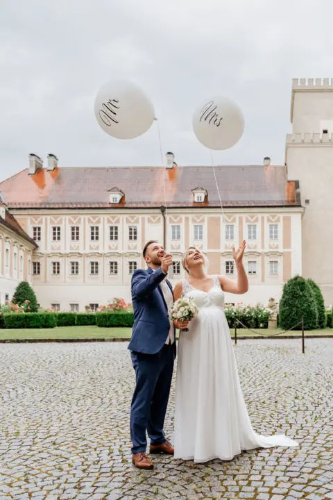 Alina und Lukas lassen Luftballons steigen - Martin Schinnerl Fotografie