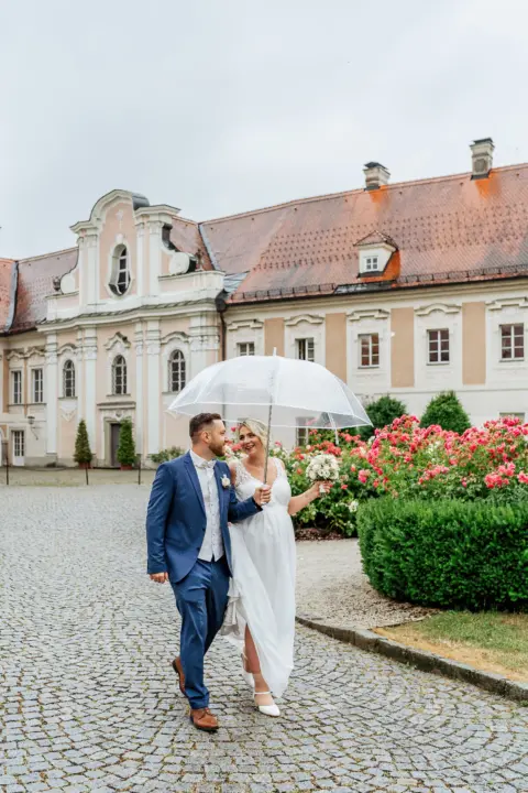 Alina und Lukas mit Regenschirm im Schlossgarten von Schloss Lamberg - Martin Schinnerl Fotografie