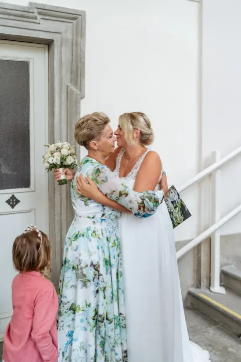 Alinas Mutter gratuliert Alina zur HochzeitLukas und Alinas Auszug aus dem Standesamt im Schloss Lamberg - Martin Schinnerl Fotografie