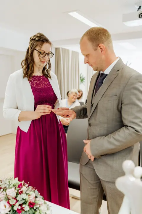 Braut Elisabeth steckt ihrem Bräutigam Franz den Trauring an - Martin Schinnerl Fotografie