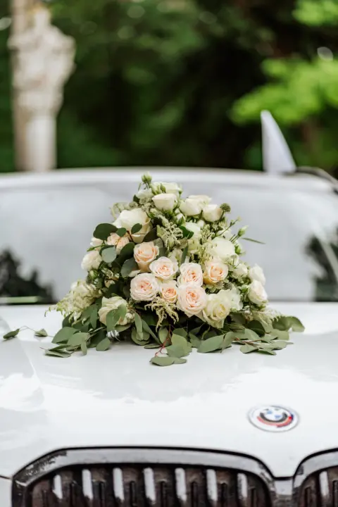 Brautauto mit Blumenschmuck vor dem Schloss Lamberg in Steyr - Martin Schinnerl Fotografie