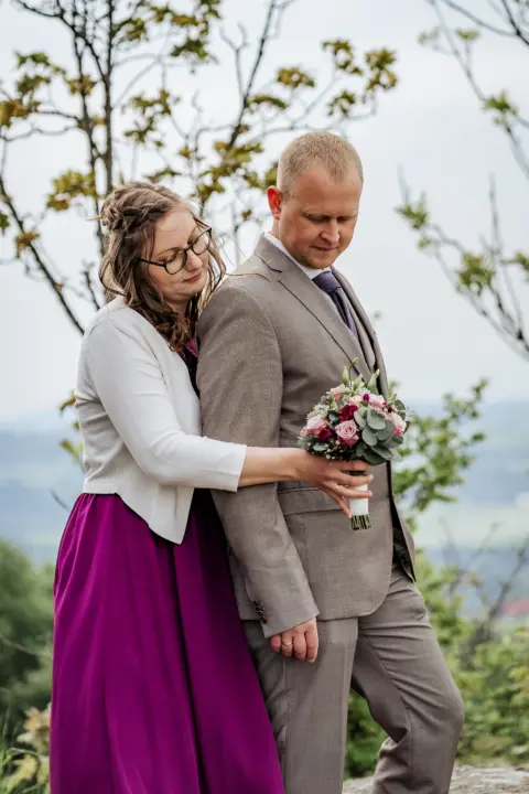 Brautpaar Elisabeth und Franz bewunden den Brautstrauß - Martin Schinnerl Fotografie