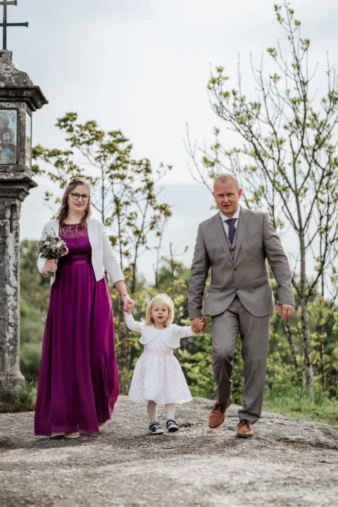Elisabeth und Franz Hand in Hand mit ihrer Tochter - Martin Schinnerl Fotografie