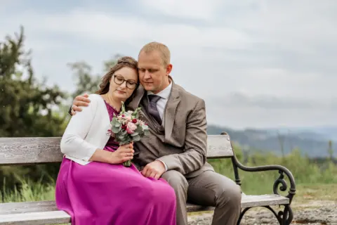 Elisabeth und Franz kuscheln beim Brautpaarshooting auf einer Bank - Martin Schinnerl Fotografie