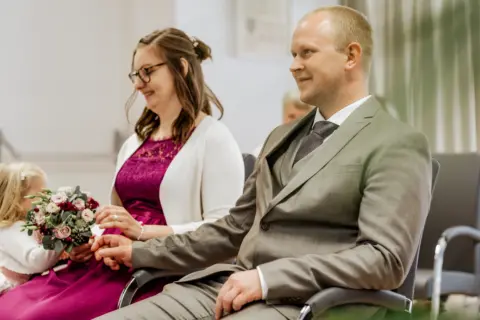 Elisabeth und Franz vor dem Standesamt bei der Trauung - Martin Schinnerl Fotografie