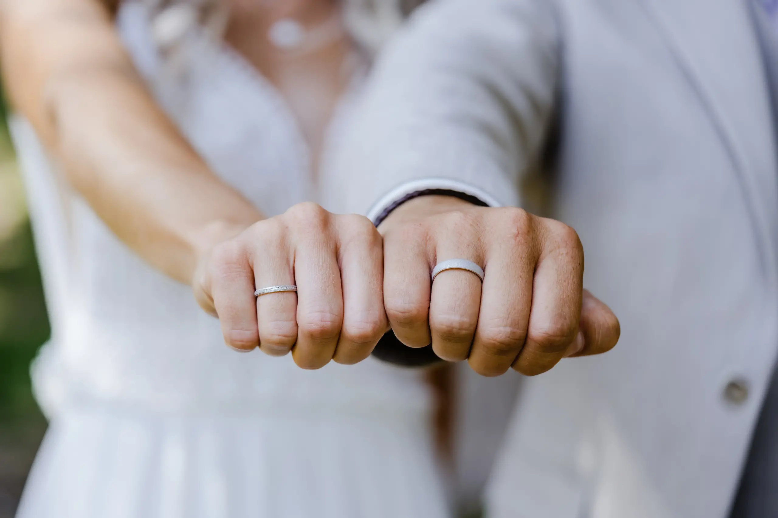 Fäuste von Katrin und Mario mit Trauringen - Martin Schinnerl Fotografie