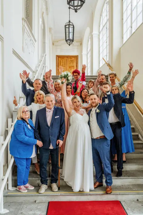 Gruppenfoto von der jubelnden Hochzeitsgesellschaft - Martin Schinnerl Fotografie
