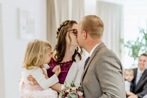 Kuss des Brautpaares Elisabeth und Franz bei der standesamtlichen Hochzeit - Martin Schinnerl Fotografie