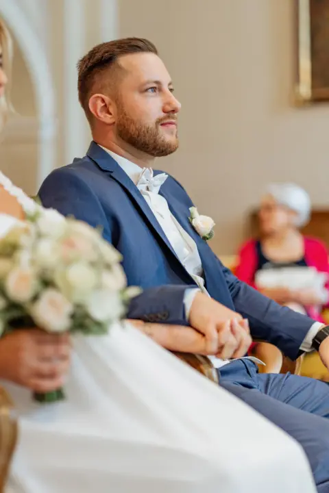 Lukas hält Alinas Hand im Standesamt Schloss Lamberg - Martin Schinnerl Fotografie