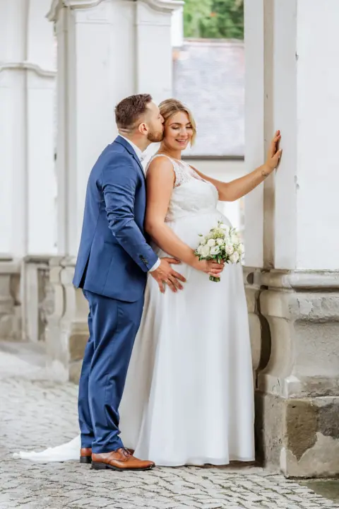 Lukas küsst Braut Alina im Schloss Lamberg - Martin Schinnerl Fotografie