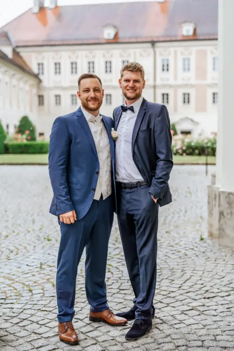 Lukas mit seinem Trauzeugen im Schloss Lamberg - Martin Schinnerl Fotografie