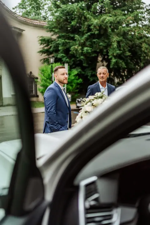 Lukas mit seinem Vater vor der standesamtlichen Hochzeit im Schloss Lamberg in Steyr - Martin Schinnerl Fotografie