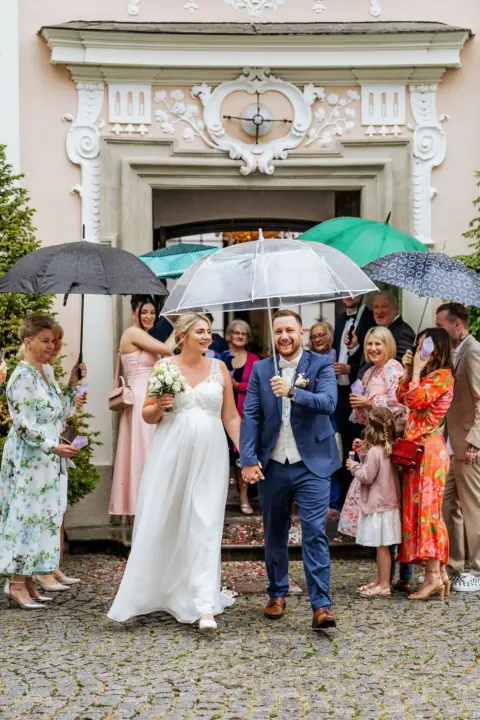 Lukas und Alinas Auszug aus dem Standesamt im Schloss Lamberg - Martin Schinnerl Fotografie