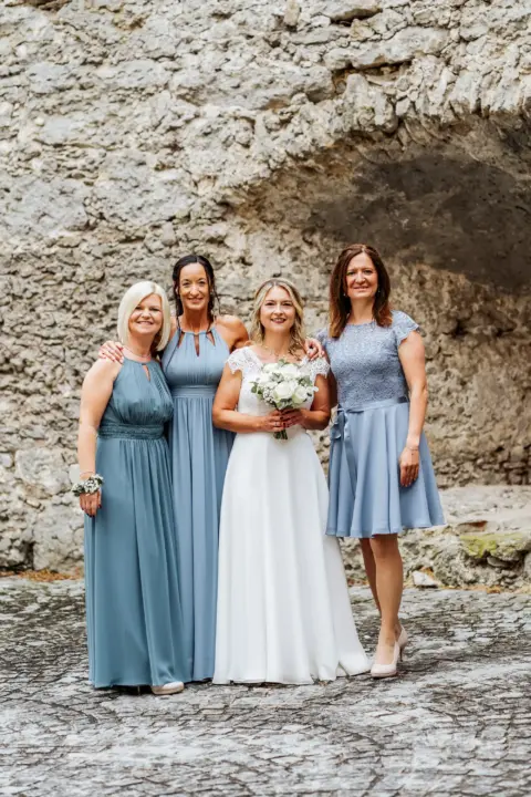 Baut Petra mit ihren Trauzeuginnen - Martin Schinnerl Fotografie