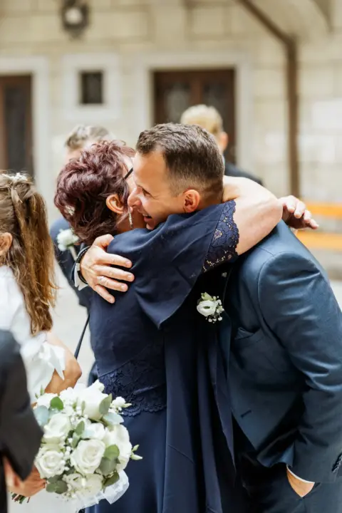 Gratulation nach der Hochzeit im Schloss Wallsee - Martin Schinnerl Fotografie