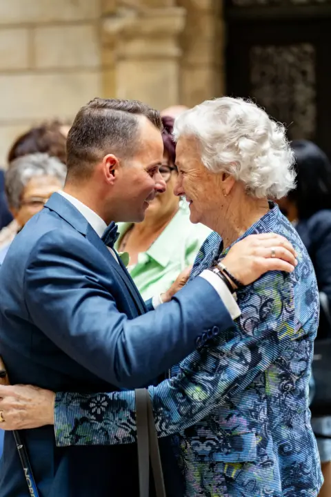 Oma gratulatiert Gerhard nach der Hochzeit im Schloss Wallsee - Martin Schinnerl Fotografie