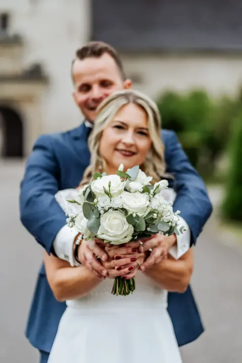 Petra und Gerhard halten den Brautstrauß - Martin Schinnerl Fotografie