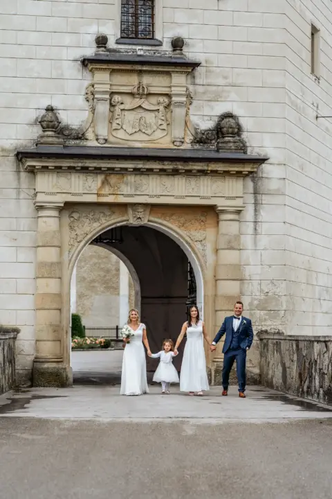 Petra und Gerhard mit Töchtern bei der Hochzeit im Schloss Wallsee - Martin Schinnerl Fotografie