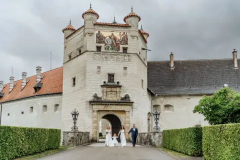 Petra und Gerhard mit Töchtern vorm Schloss Wallsee - Martin Schinnerl Fotografie