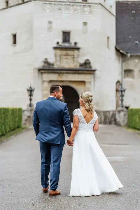 Petra und Gerhard spazieren Richtung Schloss Wallsee - Martin Schinnerl Fotografie