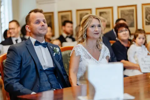 Petra und Gerhard während der Trauung in Schloss Wallsee - Martin Schinnerl Fotografie