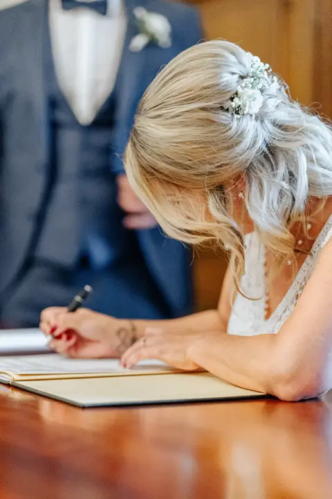 Petra unterschreibt die Heiratsurkunde im Schloss Wallsee - Martin Schinnerl Fotografie