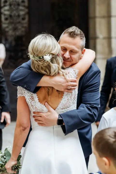 Trauzeuge von Gerhard gratuliert Petra nach der Hochzeit im Schloss Wallsee - Martin Schinnerl Fotografie