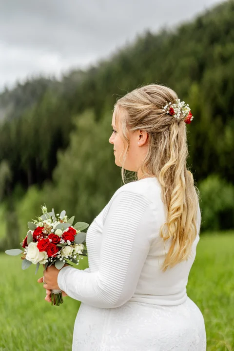 Braut Daniela mit Brautstrauß - Martin Schinnerl Fotografie