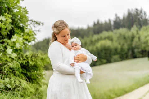 Braut Daniela mit ihrem Baby beim Brautpaarshooting - Martin Schinnerl Fotografie