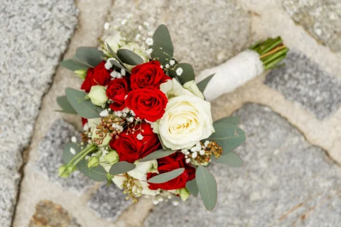 Brautstrauß mit roten und weißen Rosen - Martin Schinnerl Fotografie
