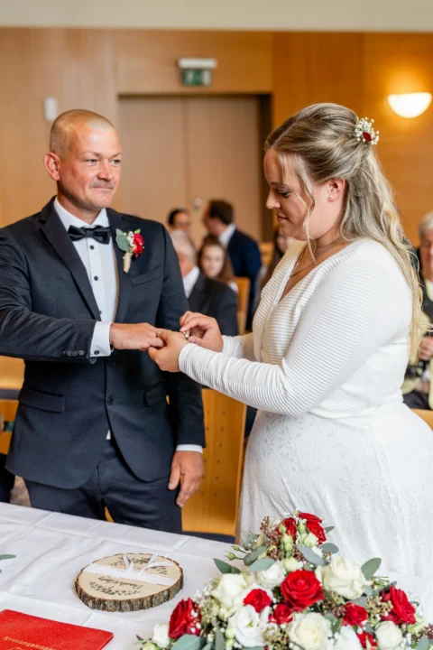 Daniela steckt ihrem Georg bei der standesamtlichen Trauung in Pabneukirchen den Ehering an - Martin Schinnerl Fotografie