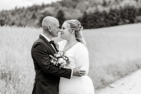 Daniela und Georg berühren sich beim Brautpaarshooting mit den Nasenspitzen - Martin Schinnerl Fotografie
