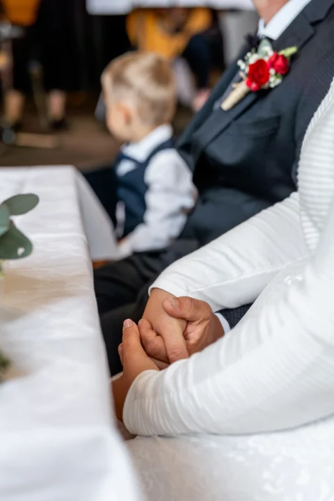 Daniela und Georg händchenhaltend bei der standesamtlichen Trauung in Pabneukirchen - Martin Schinnerl Fotografie