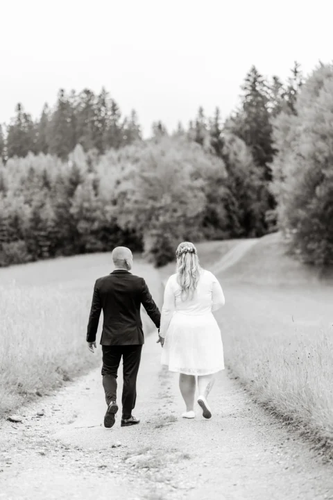 Daniela und Georg spazieren beim Brautpaarshooting in Pabneukirchen am Weldweg entlang - Martin Schinnerl Fotografie