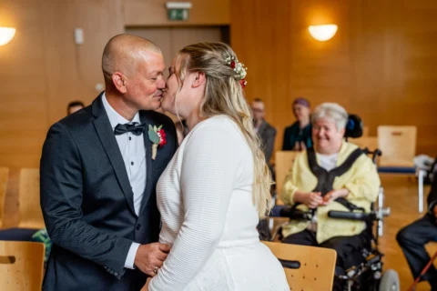 Der erste Kuss als frisch verheiratetes Ehepaar bei der standesamtlichen Trauung von Daniela und Georg in Pabneukirchen - Martin Schinnerl Fotografie