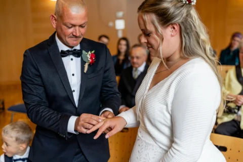 Georg steckt seiner Daniela bei der standesamtlichen Trauung in Pabneukirchen den Ehering an - Martin Schinnerl Fotografie