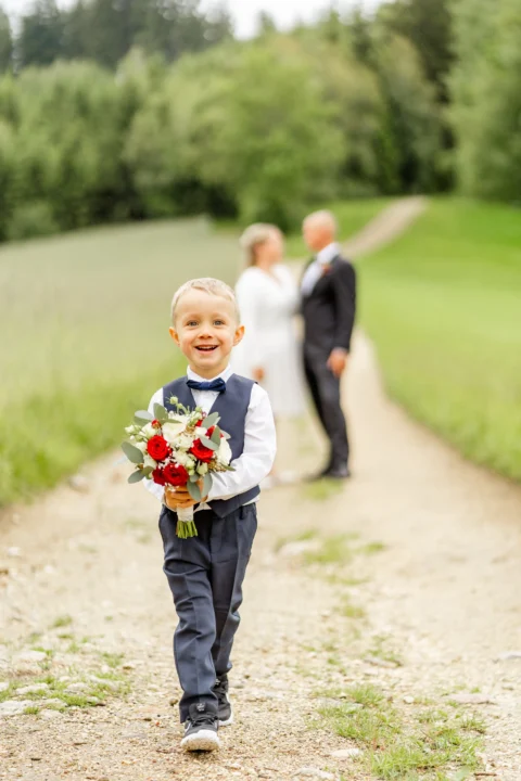 Sohn von Daniela und Georg bringt dem Fotografen den Brautstrauß - Martin Schinnerl Fotografie
