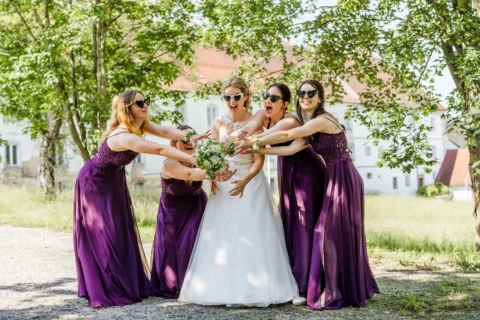 Braut Klara und ihre Brautjungfern albern mit dem Braustrauß herum - Martin Schinnerl Fotografie