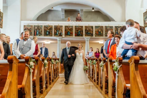 Braut Klara wird von ihrem Vater in die Kirche von Münzbach an den Altar geführt - Martin Schinnerl Fotografie