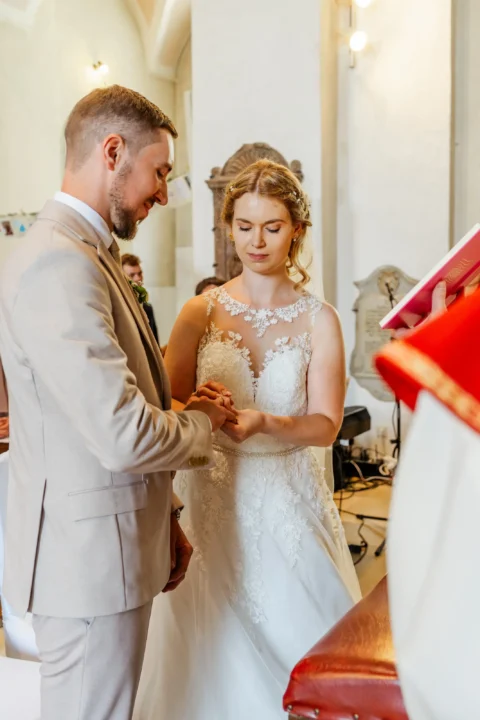 Klara steckt Michael den Ehering an - Martin Schinnerl Fotografie