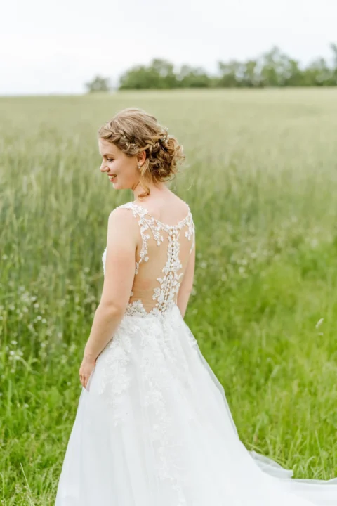 Klara straht in ihrem Hochzeitskleid - Martin Schinnerl Fotografie